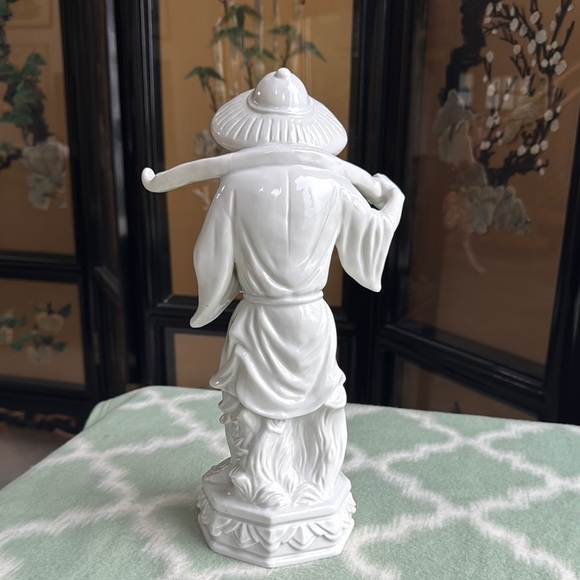 Vintage White Porcelain Asian man i. Traditional attire Figurine - Picture 5 of 8